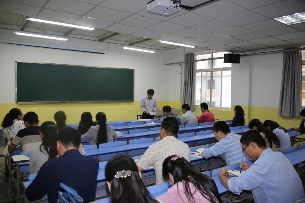 beat365在线体育官网登录入口举行新进教师试讲活动