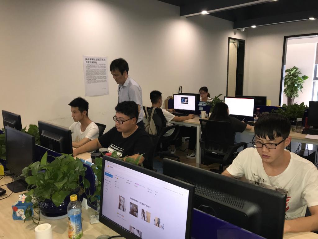 beat365在线体育官网登录入口领导看望实习学生